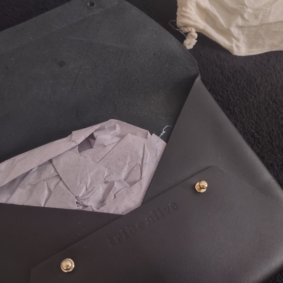 Tribe Alive 100% leather clutch small - Picture 6 of 6